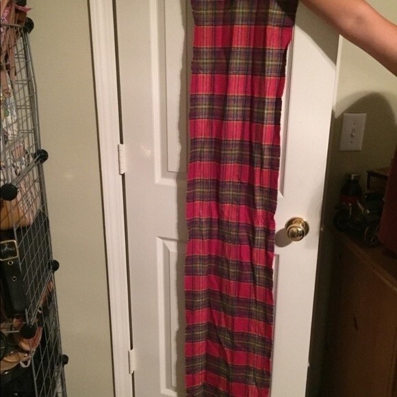 100 percent cashmere scarf made in Scotland. Vibrant colors and very soft - Picture 3 of 3